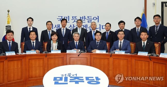 '우리가 정치검찰사건조작 특별대책단'
(서울=연합뉴스) 한종찬 기자 = 22일 오후 국회 더불어민주당 당대표실에서 열린 정치검찰사건조작 특별대책단 출범식에서 민형배 단장과 서영교, 박찬대 최고위원 등이 기념촬영을 하