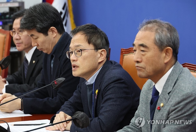 민주당, 국회의원 폭력제압 관련 기자간담회
(서울=연합뉴스) 신준희 기자 = 21일 국회에서 열린 '윤석열 정권의 국회의원 폭력제압 및 거짓 해명 규탄' 기자간담회에서 더불어민주당 박주민 의원이 발언을 하고 있다.