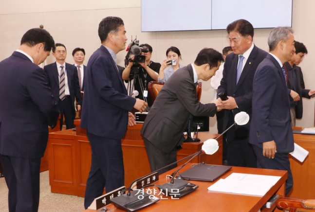 소병훈 국회 농해수위위원장이 18일 서울 여의도 국회에서 열린 농림축산식품해양수산위원회 전체회의에서 ‘양곡관리법 개정안’과 ‘농산물 가격 안정법 개정안’을 국회 본회의에 직회부하는 안을 가결한후 야당의원들과 악수하고