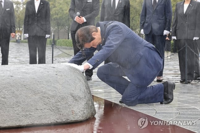 빗속 盧 묘역 앞에 무릎 꿇은 조국 대표
(김해=연합뉴스) 최병길 기자 = 조국혁신당 조국 대표가 15일 오후 비가 내리는 가운데 비례대표 당선인들과 함께 경남 김해시 진영읍 본산리 봉하마을 고(故) 노무현 전 대통