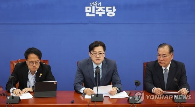 더불어민주당 정책조정회의 (서울=연합뉴스) 신준희 기자 = 더불어민주당 홍익표 원내대표가 18일 국회에서 열린 정책조정회의에서 발언을 하고 있다. 2024.4.18 hama@yna.co.kr