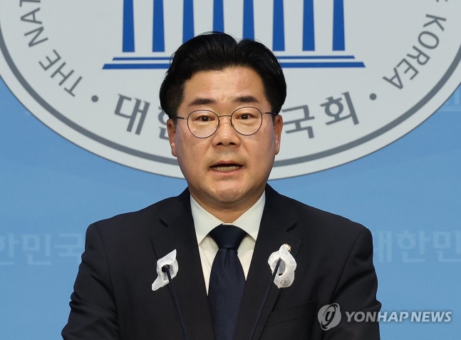박찬대 의원, 원내대표 출마 선언
(서울=연합뉴스) 한상균 기자 = 더불어민주당 박찬대 의원이 21일 국회에서 원내대표 출마 선언 기자회견을 하고 있다. 2024.4.21 xyz@yna.co.kr