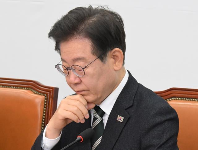 이재명 더불어민주당 대표가 19일 국회에서 열린 최고위원회의에서 생각에 잠겨 있다. 고영권 기자