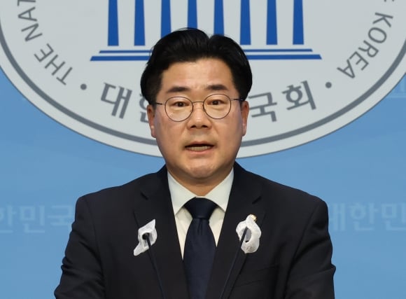 박찬대 의원, 원내대표 출마 선언 - 더불어민주당 박찬대 의원이 21일 국회에서 원내대표 출마 선언 기자회견을 하고 있다. 2024.4.21 연합뉴스