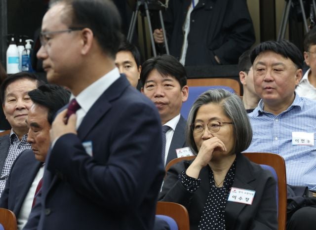 지난 총선에서 낙선한 국민의힘 이수정 교수가 19일 국회에서 열린 원외조직위원장 간담회에서 어두운 표정을 하고 있다. 연합뉴스