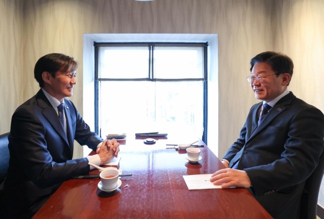 이재명 대표와 조국 대표가 만찬회동 하는 모습
더불어민주당 제공