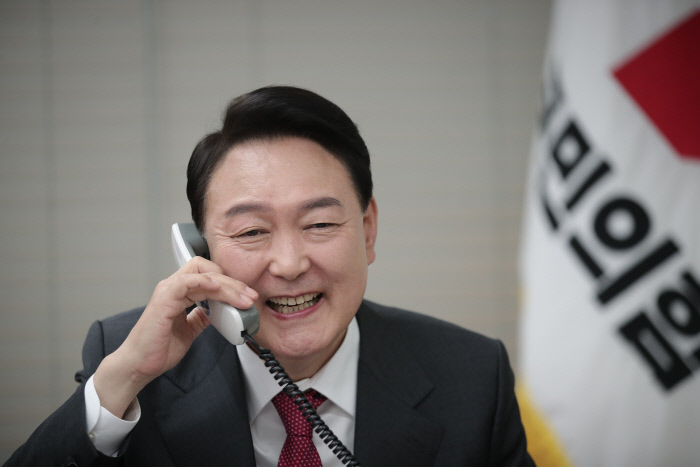 윤석열 대통령 당선인이 11일 오전 서울 여의도 국민의힘 중앙당사에서 기시다 후미오 일본 총리와 통화하고 있다. 국민의힘 제공