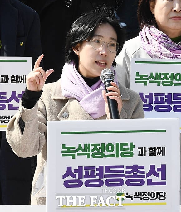 제22대 총선에서 낙선한 장혜영 녹색정의당 국회의원이 오히려 낙선 후 후원금이 쏟아졌다고 밝혔다. 사진은 올 3월 8일 서울 종로구 세종문화회관 앞에서 열린'녹색정의당과 함께, 성평등 총선!' 기념행사에 참석한 장