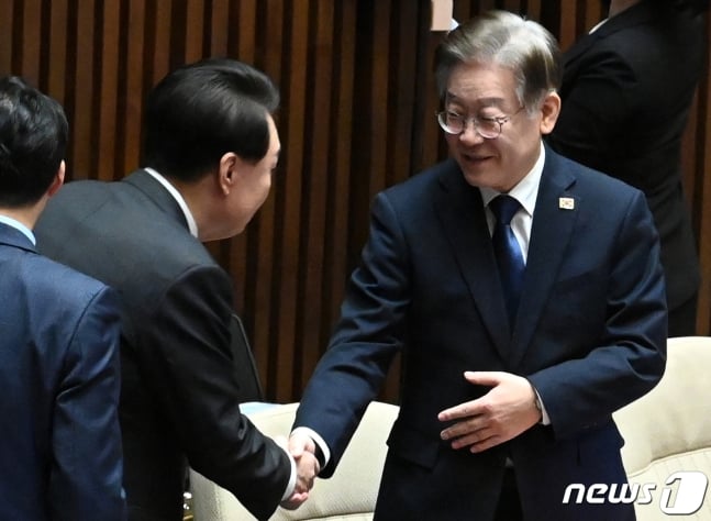 윤석열 대통령이 19일 오후 3시 30분경 이재명 더불어민주당 대표와 전화 통화를 통해 다음주 적당한 시기에 용산에서 회동할 것을 제안했다고 대통령실이 밝혔다. 사진은 윤 대통령이 지난 2023년 10월 31일 20
