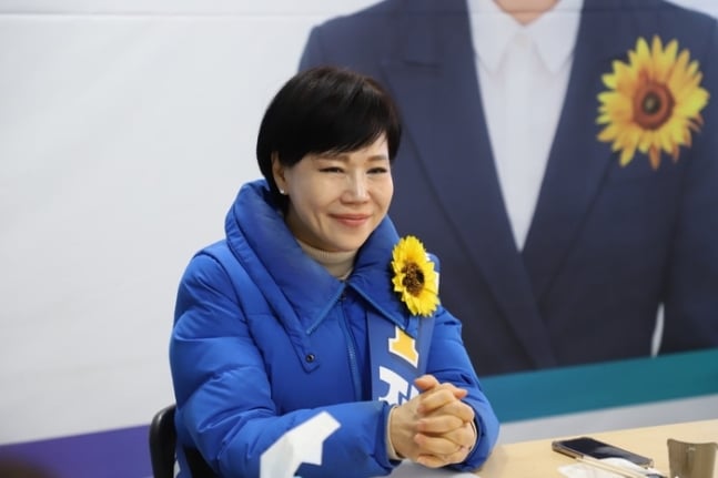 전현희 서울 중성동갑 당선자가 3월 13일 서울 성동구 왕십리에 위치한 선거사무소에서 대화를 하고 있다. [제공=전현희 캠프]