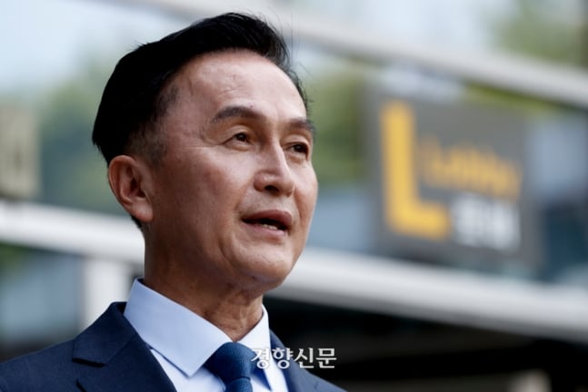 행정안전부 경찰국 설치에 반발하며 전국경찰서장회의를 주도한 류삼영 전 총경이 18일 서울 서초구 서울행정법원에서 열린 정직처분 취소 1심 선고 공판에서 정직 3개월 유지 판결을 받은 뒤 취재진에 입장을 밝히고 있다.