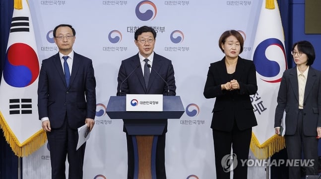 취재진 질문에 답하는 노연홍 의료개혁특위 위원장
(서울=연합뉴스) 황광모 기자