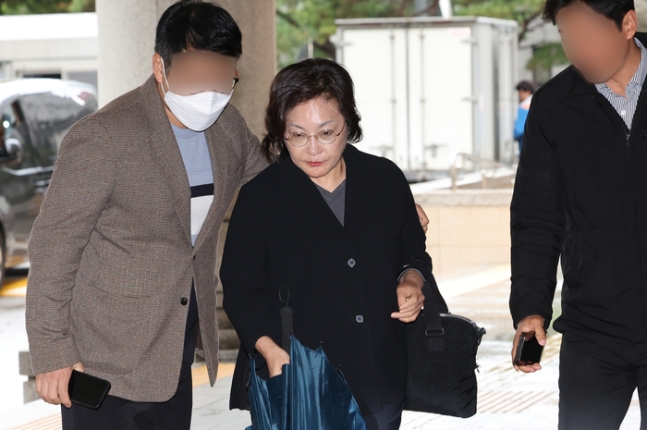 이태원 참사 부실 대응 혐의를 받는 박희영 용산구청장이 지난해 11월6일 오후 서울 서부지법에서 열린 1심 공판에 출석하고 있다. 연합뉴스