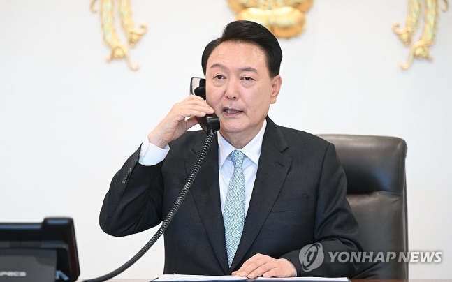 윤석열 대통령, 인도네시아 대통령 당선인과 전화통화
(서울=연합뉴스) 홍해인 기자 = 윤석열 대통령이 17일 서울 용산 대통령실 청사 집무실에서 프라보워 수비안토 인도네시아 대통령 당선인과 전화 통화를 하고 있다.