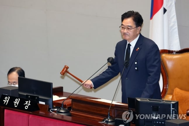 의사봉 두드리는 우원식 예결위원장
(서울=연합뉴스) 백승렬 기자 = 우원식 예결위원장이 10일 국회에서 열린 예산결산특별위원회 전체회의에서 의사봉을 두드리고 있다. 2022.11.10 srbaek@yna.co.kr