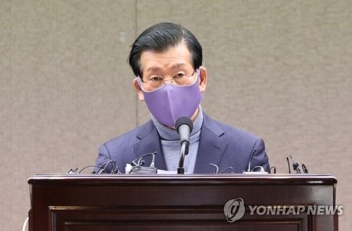 ◆…'굿바이 이재명' 저자 장영하 변호사가 지난 2022년 1월 12일 중구 프레스센터에서 더불어민주당 이재명 대선후보 관련 자료를 보여주며 기자회견을 하는 모습. [사진=연합뉴스]