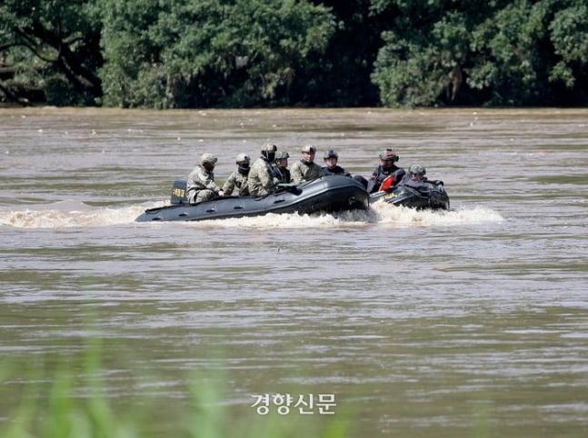해병대원들이 19일 경북 예천 호명면에서 집중호우와 산사태 실종자를 수색하다 급류에 휩쓸려 실종된 동료 해병대원을 수색하고 있다. 예천|권도현 기자