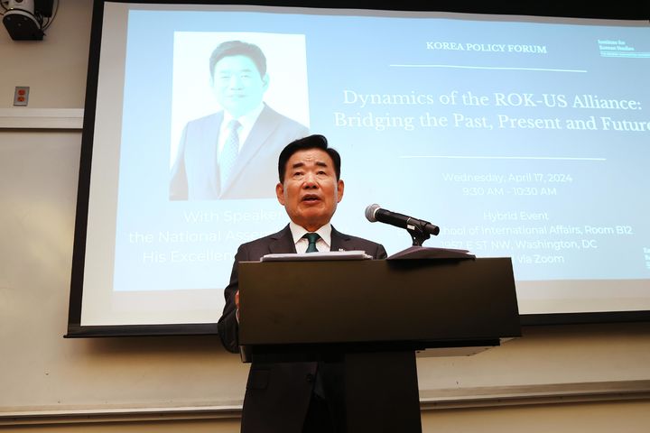 김진표 국회의장이 17일(현지시각) 미국 조지워싱턴대학교 엘리엇국제관계대학 강연장에서 강연을 했다. [사진=국회 사무처 제공] *재판매 및 DB 금지