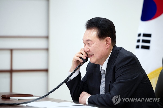 윤석열 대통령, 기시다 후미오 일본 총리와 전화 통화 (서울=연합뉴스) 홍해인 기자 = 윤석열 대통령이 17일 서울 용산 대통령실 청사 집무실에서 기시다 후미오 일본 총리와 전화 통화를 하고 있다. 2024.4.17