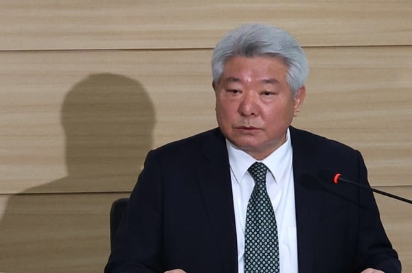 ▲김홍일 방송통신위원장이 지난달 13일 과천정부청사에서 단통법 시행령 개정에 따른 관련 고시 제개정(안) 등을 의결하기 위해 열린 14차 방송통신위원회를 주재하고 있다. ⓒ연합뉴스