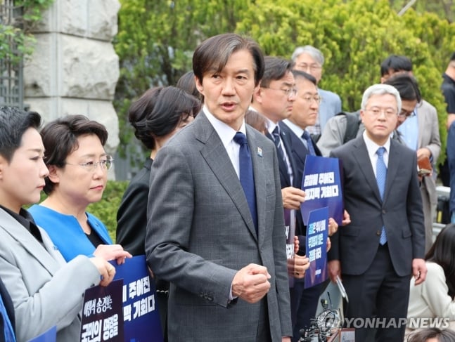 김건희 여사 수사 촉구하는 조국혁신당
(서울=연합뉴스) 김주성 기자 = 조국혁신당 조국 대표를 비롯한 국회의원 당선인들이 11일 오후 서울 서초구 대검찰청 앞에서 김건희 여사에 대한 수사를 촉구하고 있다. 2024.