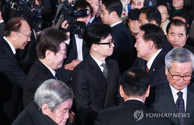 여야 대표와 인사 마친 윤석열 대통령
(서울=연합뉴스) 홍해인 기자 = 윤석열 대통령이 1일 서울 중구 유관순 기념관에서 열린 제105주년 3·1절 기념식에서 행사장을 나서며 국민의힘 한동훈 비상대책위원장, 더불어민