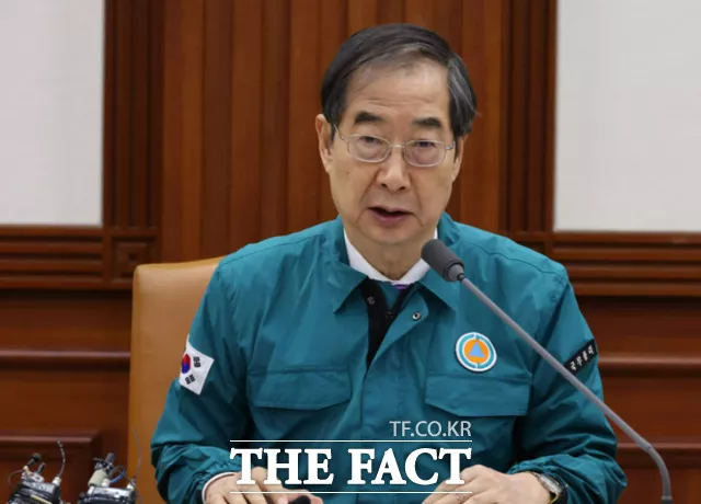한덕수 국무총리가 19일 정부서울청사에서 의대증원 관련 특별 브리핑을 열고 "32개 대학 중 희망하는 경우 증원된 인원의 50% 이상, 100% 범위 안에서 2025학년도에 한해 신입생을 자율적으로 모집할 수 있도록