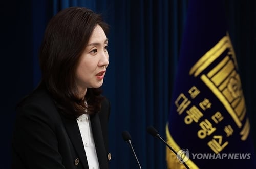 김수경 대통령실 대변인
(서울=연합뉴스) 홍해인 기자 = 김수경 대통령실 대변인이 지난 3월 11일 서울 용산 대통령실 청사에서 현안 브리핑을 하고 있다.