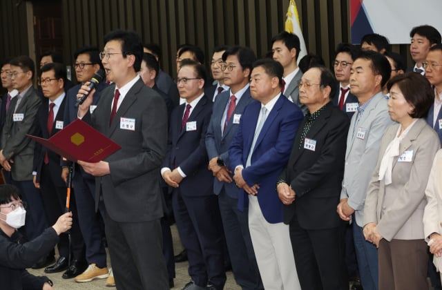 ▲지난 총선에서 낙선한 국민의힘 손범규 등 후보들이 19일 국회에서 열린 원외조직위원장 간담회를 마치고 결의문을 낭독하고 있다. ⓒ연합뉴스