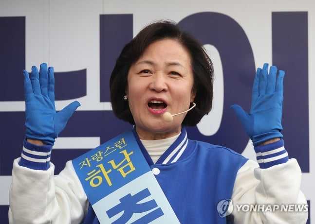 연설하는 추미애 후보
(하남=연합뉴스) 신준희 기자 = 더불어민주당 추미애 후보가 7일 하남시 위례스타필드시티 앞에서 선거유세를 하고 있다. 2024.4.7 hama@yna.co.kr