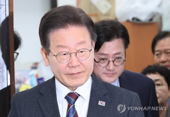 최고위 참석하는 이재명 대표
(서울=연합뉴스) 이정훈 기자 = 더불어민주당 이재명 대표와 홍익표 원내대표가 17일 국회에서 열린 최고위원회의에 참석하고 있다. 2024.4.17 uwg806@yna.co.kr