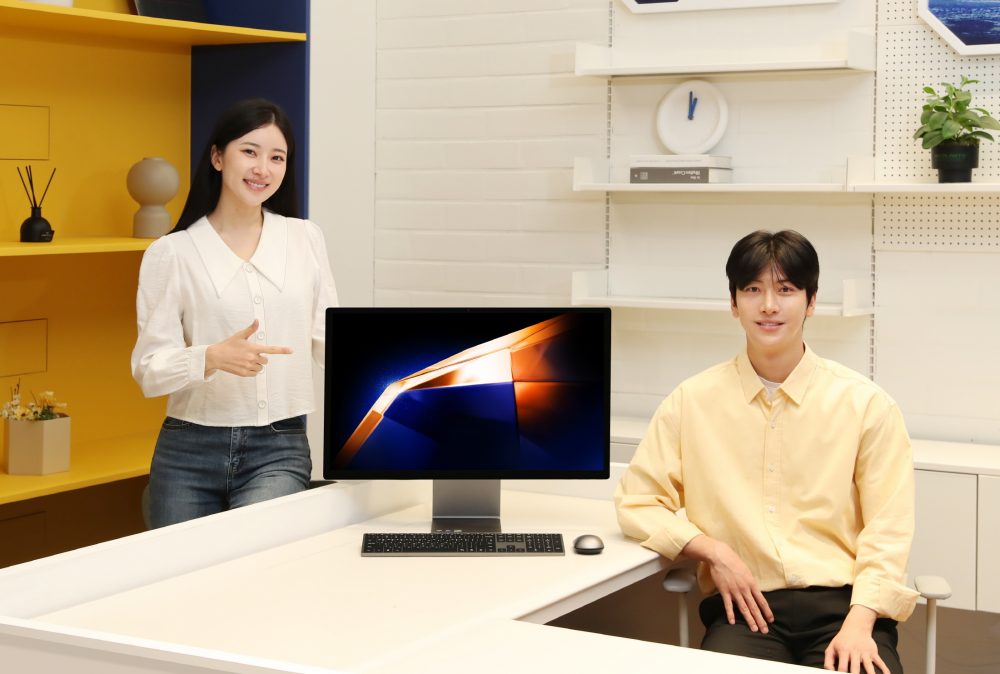 디자인부터 갤럭시 AI 연결 경험까지 전면 업그레이드된 ‘삼성 올인원 Pro’를 삼성전자 모델이 소개하고 있는 모습