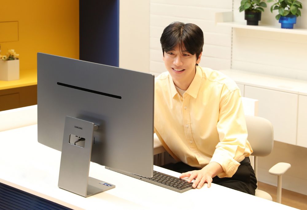 삼성전자 모델이 디자인부터 갤럭시 AI 연결 경험까지 전면 업그레이드된 ‘삼성 올인원 Pro’를 소개하고 있다.