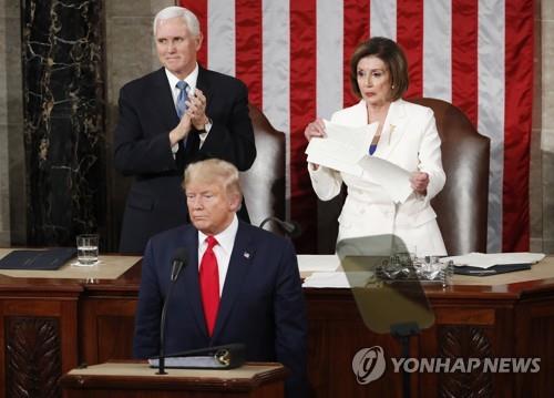 도널드 트럼프 미국 대통령 국정연설 원고 찢는 낸시 펠로시 하원의장(뒷줄 오른쪽) [EPA=연합뉴스 자료사진]