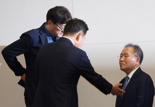 2일 국회에서 열린 본회의에서 ‘해병대 채상병 사망사건 수사외압 의혹 특별검사법’ 상정을 두고 김진표 국회의장과 윤재옥 국민의힘 원내대표(오른쪽), 홍익표 더불어민주당 원내대표(왼쪽)가 논쟁을 벌이고 있다. [연합]