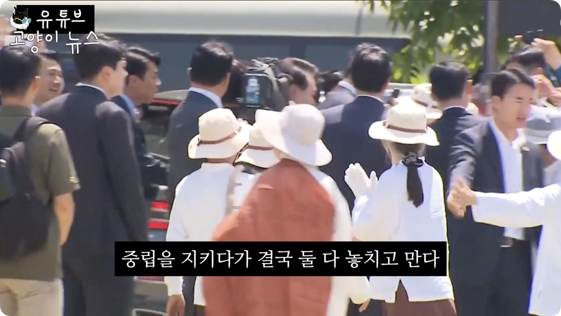 김건희가 평소에 윤석열 대통령을 다루는 방식.m4v - 01.52.933.jpg