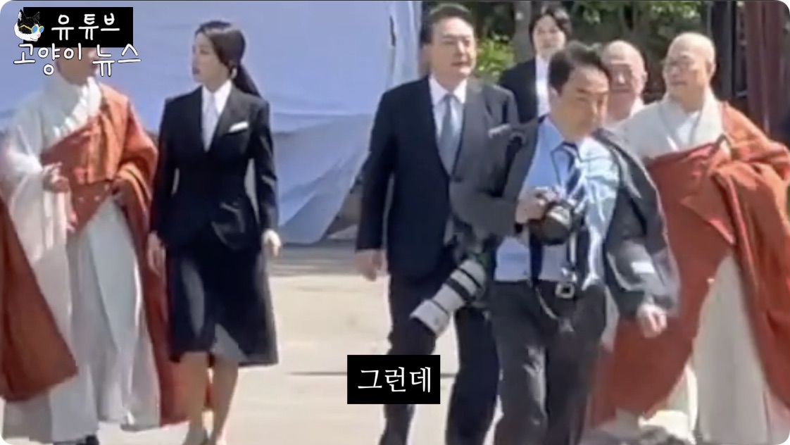 김건희가 평소에 윤석열 대통령을 다루는 방식.m4v - 00.08.633.jpg