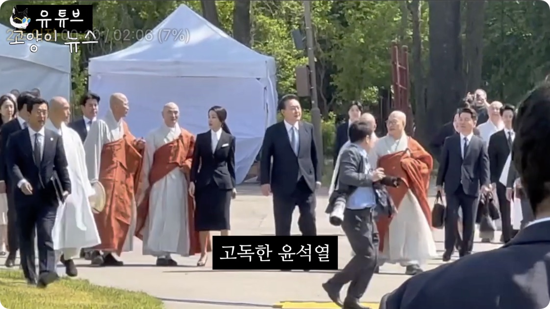 김건희가 평소에 윤석열 대통령을 다루는 방식.m4v - 00.09.450.jpg