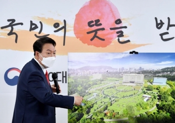 윤석열 대통령 당선인이 20일 오전 서울 종로구 삼청동 대통령직인수위원회 회견장에서 대통령실 용산 이전과 관련해 기자회견을 하고 있다. 사진│연합뉴스