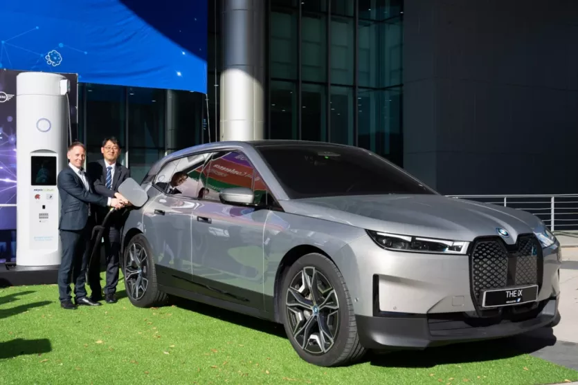 안드레아스 스툼 BMW 그룹 R&D 센터 코리아 총괄(왼쪽)과 이상원 한국전력 에너지신사업처장(오른쪽)이 BMW iX에 충전기를 연결하고 있다.