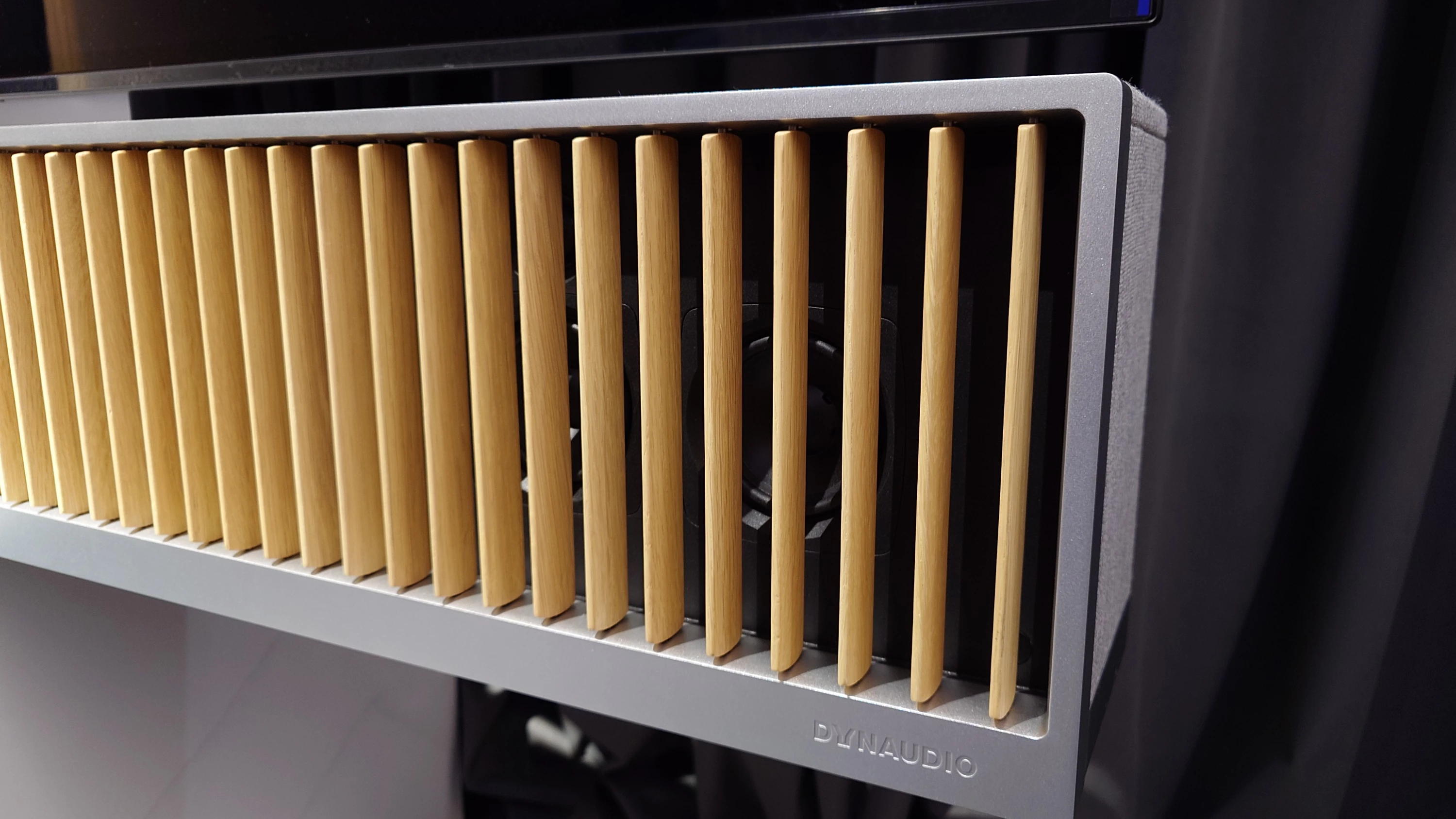 dynaudio-symphony-opus-one-lamellen-offen.png