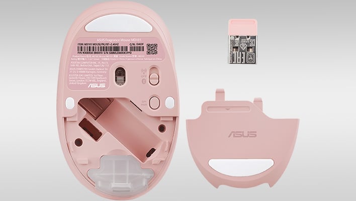 회색 그라데이션 배경 위에 있는 ASUS Fragrance Mouse의 밑면입니다.