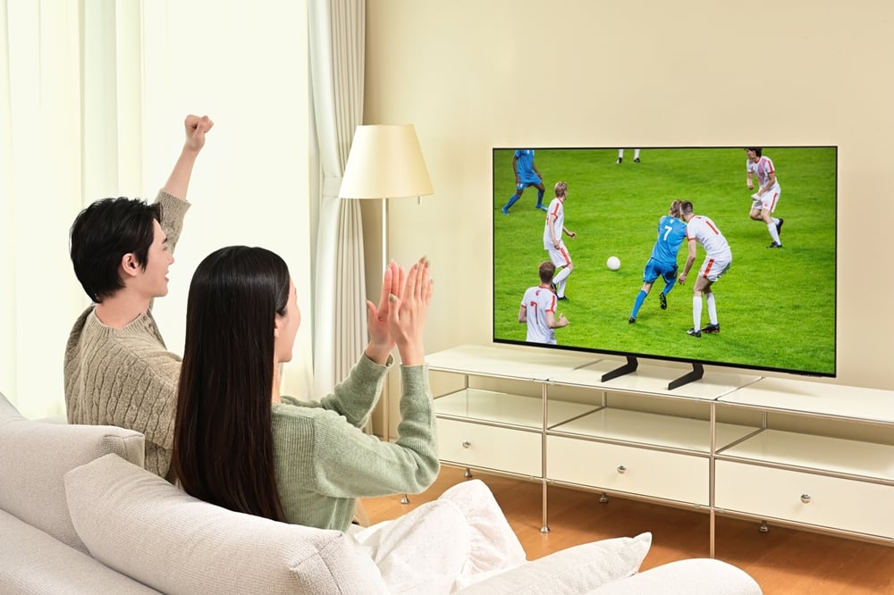 삼성전자 모델이 최신 AI 기술을 탑재한 2025년형 삼성 OLED TV를 소개하고 있다.