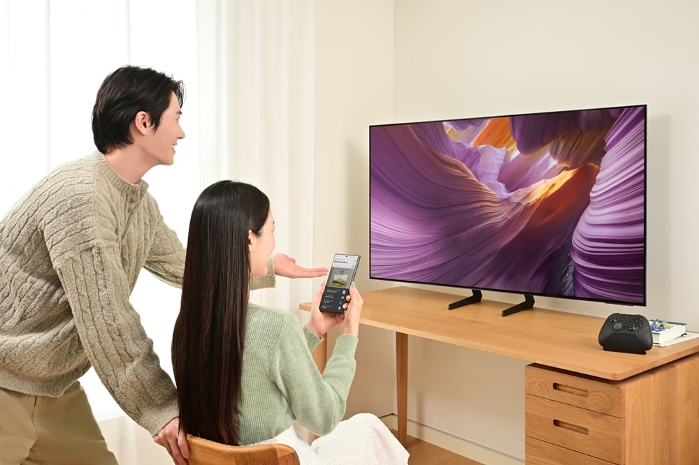 삼성전자 모델이 최신 AI 기술을 탑재한 2025년형 삼성 OLED TV를 소개하고 있다.