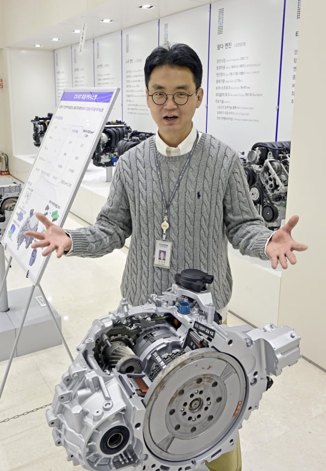 문상훈 현대자동차 전동화구동실장 1월 23일 경기도 화성시 현대자동차그룹 남양연구소에서 차세대 하이브리드엔진에 대해 설명하고 있다. 사진제공=현대차