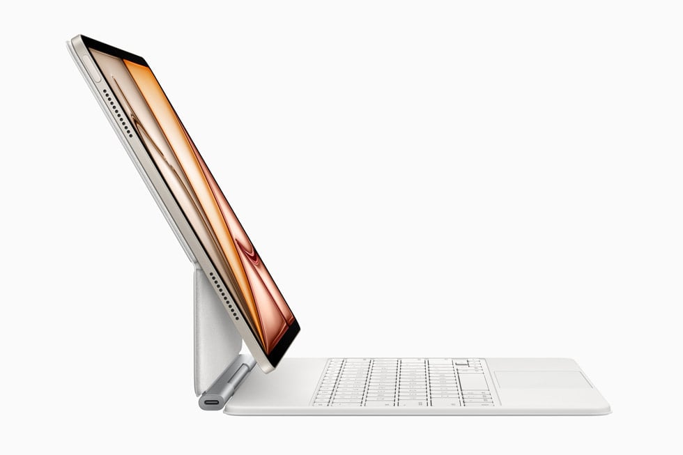 새로운 iPad Air와 Magic Keyboard를 측면에서 바라본 모습.