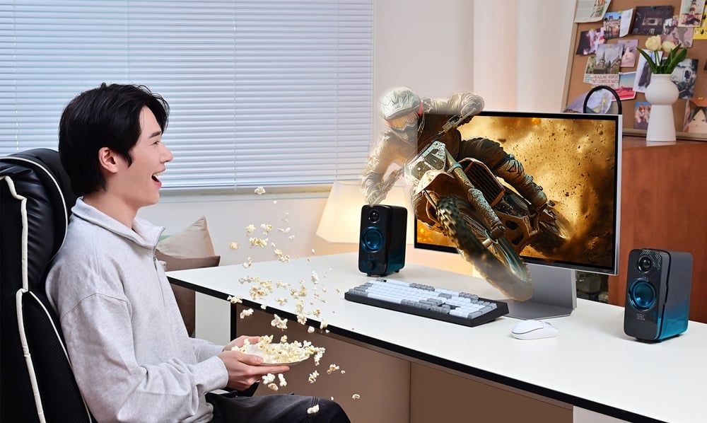 삼성전자 모델이 국내 최초 무안경 3D 게이밍 모니터 '오디세이 3D'를 체험하고 있다.