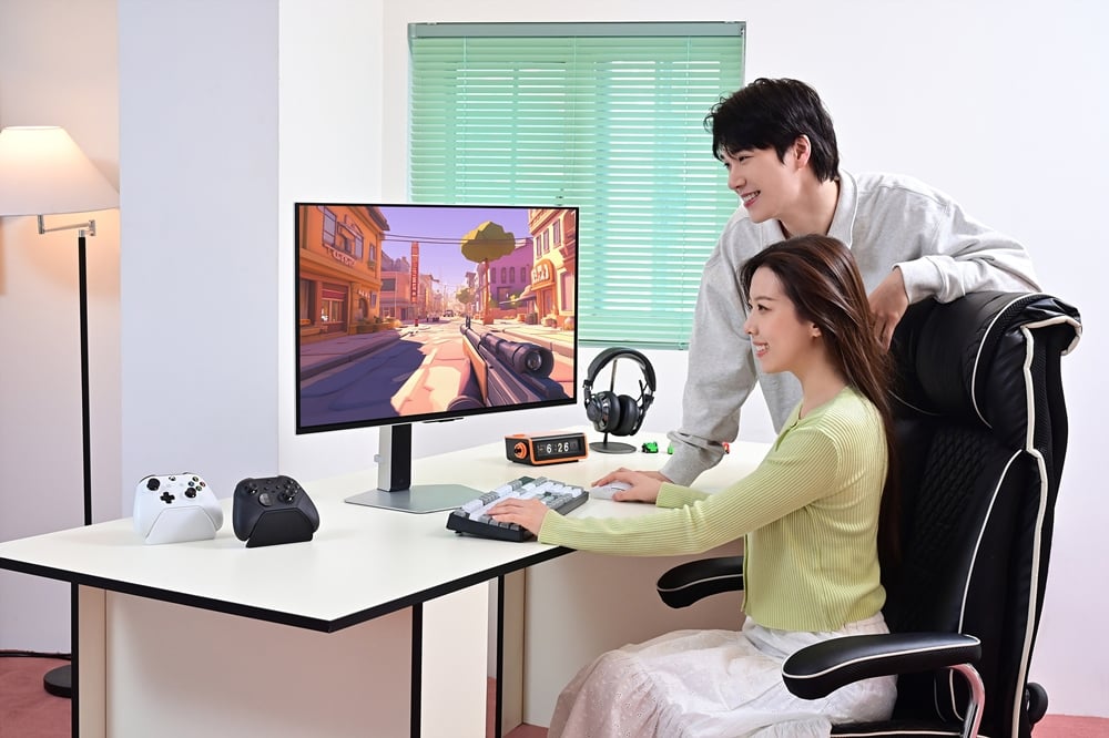 삼성전자 모델이 2025년형 '오디세이 OLED G8'을 체험하고 있다.
