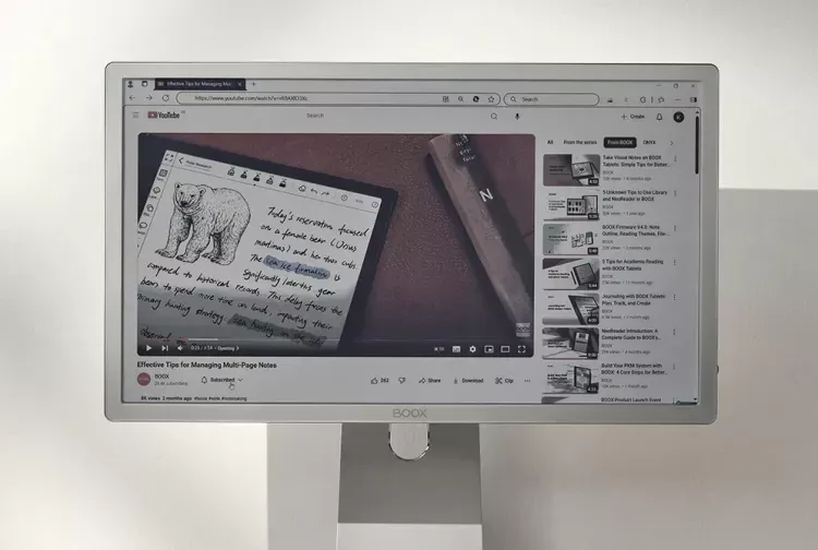 Boox E Ink 모니터에서 유튜브 페이지를 표시하는 사진입니다.