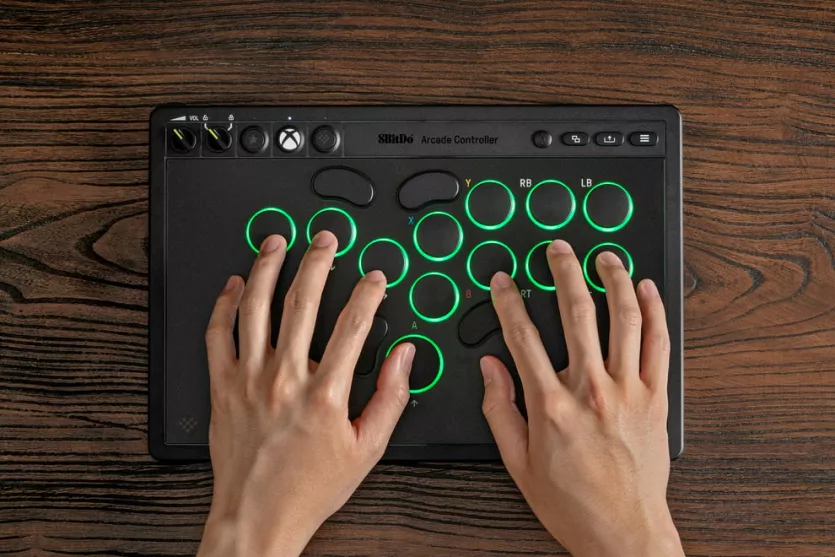 8BitDo 아케이드 컨트롤러 엑스박스 버전 전면부 이미지입니다.